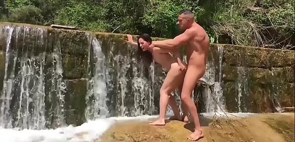  . PORNOVATAS.COM linda del sol (teen) chupando y follando la polla gorda de Víctor Bloom en el rio